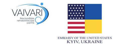 Vaivaru nacionālā rehabilitācijas centra un ASV vēstniecības Kijevā, Ukrainā, logotipi. Vēstniecības logotipā ir ASV un Ukrainas karogi, kas pārklājas.
