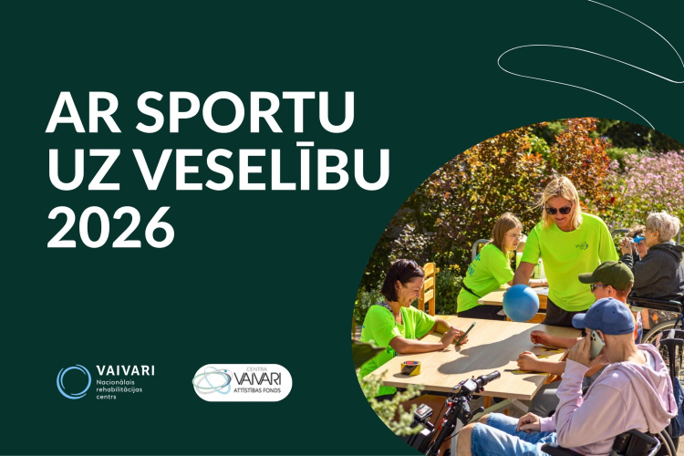 Cilvēku ar invaliditāti grupa kopā ar aprūpētāju āra apstākļos spēlē galda spēles; lieliem burtiem latviešu valodā uzrakstīts „Ar sportu uz veselību 2026”. Attēlā redzami Vaivaru rehabilitācijas centra logotipi.