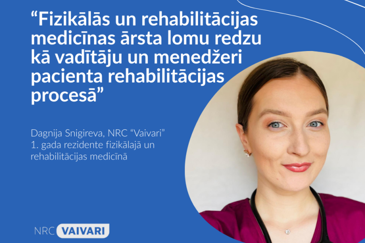 Sievietes ar savilktiem matiem un sarkanbrūnā topā smaida kamerai. Blakus viņai uz zila fona redzams teksts latviešu valodā par fizikālo un rehabilitācijas medicīnu. NRC Vaivari logotips ir apakšā.