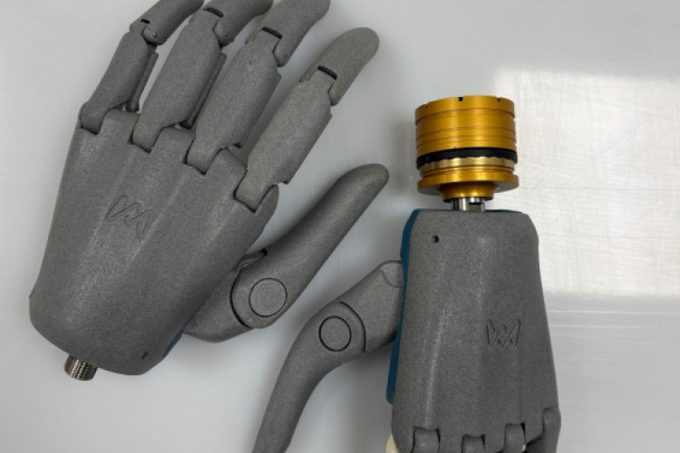 Robotu roku pāris uz pelēka fona.