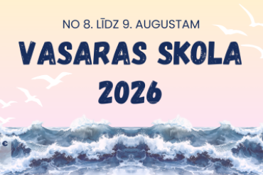 Gaiši zils baneris ar lidojošām kaijām virs stilizētiem viļņiem. Teksts latviešu valodā paziņo „VASARAS SKOLA 2026” (Vasaras skola 2026) un ietver pasākuma datumus, organizatoru logotipus, cenas un QR kodu.