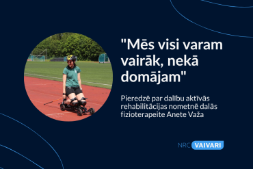 Sieviete sporta apģērbā izmanto ceļgalu staigātāju uz āra skriešanas trases. Blakus viņai latviešu valodā rakstītā tekstā citēta viņas pieredze aktīvās rehabilitācijas nometnē. NRC Vaivari logotips ir apakšējā labajā pusē.