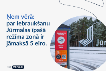 Zīme pie Jūrmalas, Latvijā, brīdina autovadītājus, ka par iebraukšanu speciālajā zonā jāmaksā 5 eiro. Sniegs klāj zemi un kokus, fonā redzams Jūrmalas logotips.
